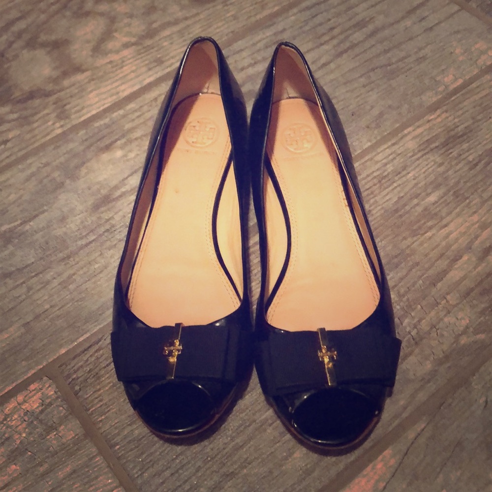 Peep Toe Tory Burch Black Patent Leather Flats